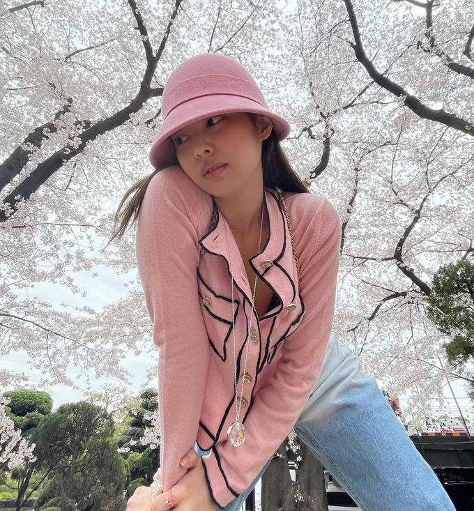 Jennie mặc áo Chanel trăm triệu đồng nhưng bị chê như đồ chợ-1