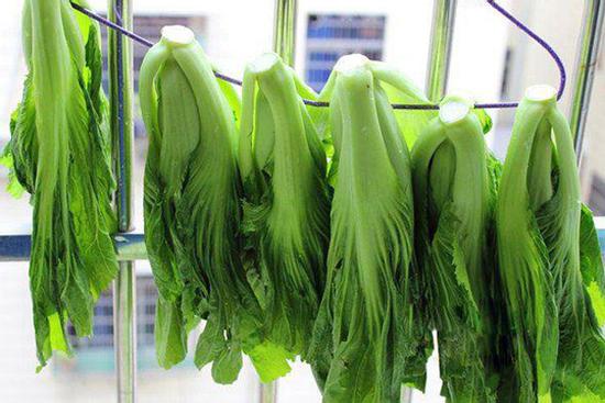 Chỉ cho muối khi làm dưa cải thật sai lầm, thêm 3 bước dưa vàng giòn, không khú