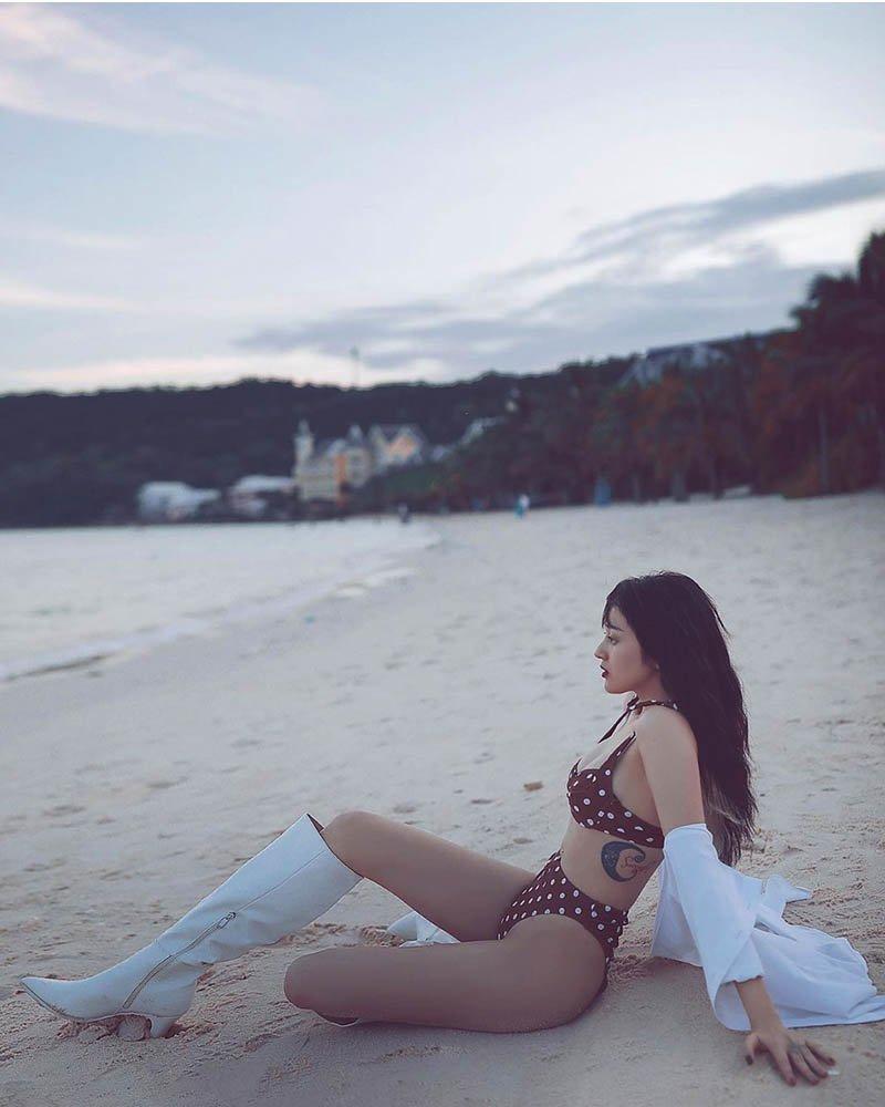 Tiểu Vy, Bảo Anh mặc bikini xỏ boots trên hè dưới đông-13