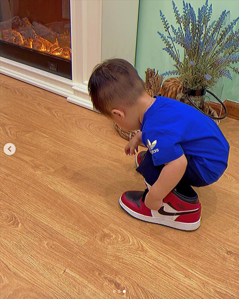 Chỉ lộ mỗi đôi mắt, con trai Hòa Minzy giống bố như đúc-6