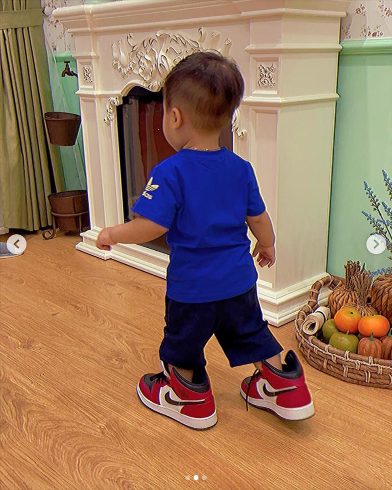 Chỉ lộ mỗi đôi mắt, con trai Hòa Minzy giống bố như đúc-7