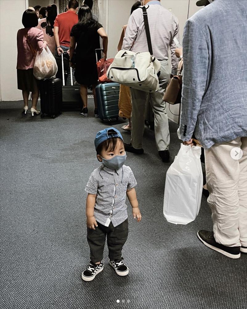 Chỉ lộ mỗi đôi mắt, con trai Hòa Minzy giống bố như đúc-8