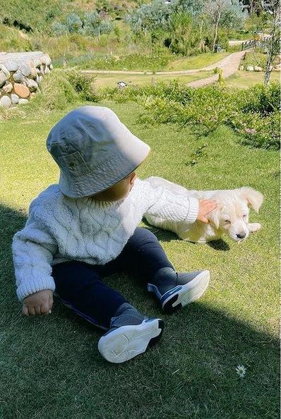 Chỉ lộ mỗi đôi mắt, con trai Hòa Minzy giống bố như đúc-11