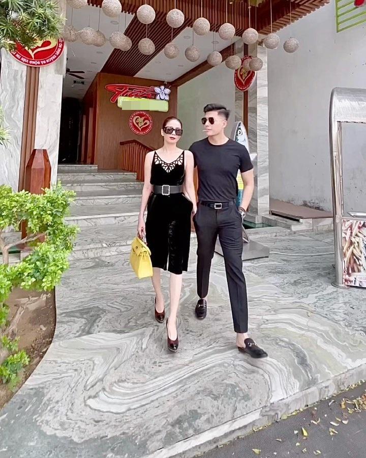 Lâm Bảo Châu bị soi bàn tay hư trên đùi Lệ Quyên-8