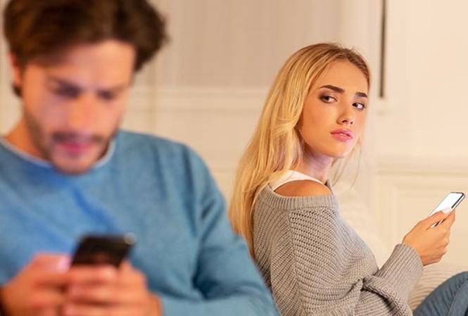 Chồng nghe điện thoại liên tục trong bữa tối, vợ có màn phá án thần sầu-1