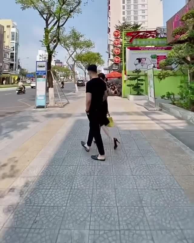 Lệ Quyên - Lâm Bảo Châu thọc tay vào túi quần nhau trên phố-5