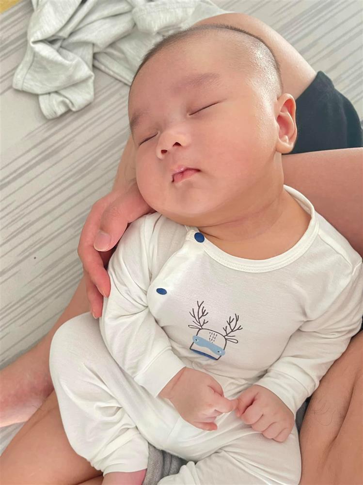 Con trai 2 tháng tuổi của Hữu Công gây bão với biểu cảm cưng muốn xỉu-10