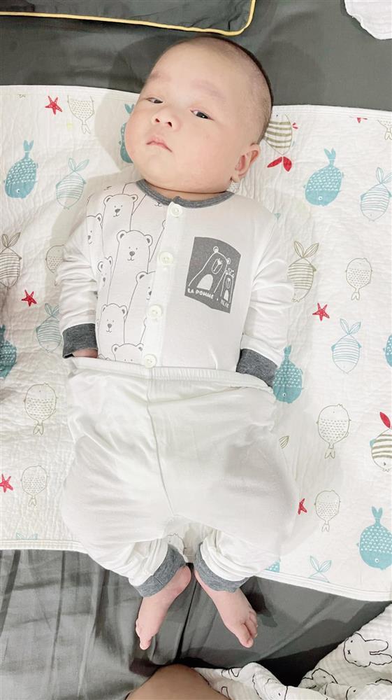 Con trai 2 tháng tuổi của Hữu Công gây bão với biểu cảm cưng muốn xỉu-11