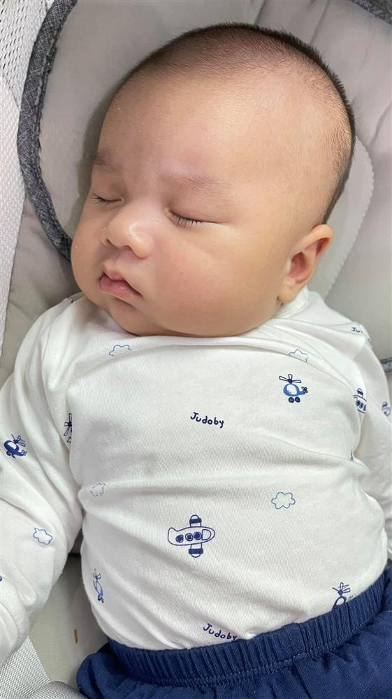 Con trai 2 tháng tuổi của Hữu Công gây bão với biểu cảm cưng muốn xỉu-9