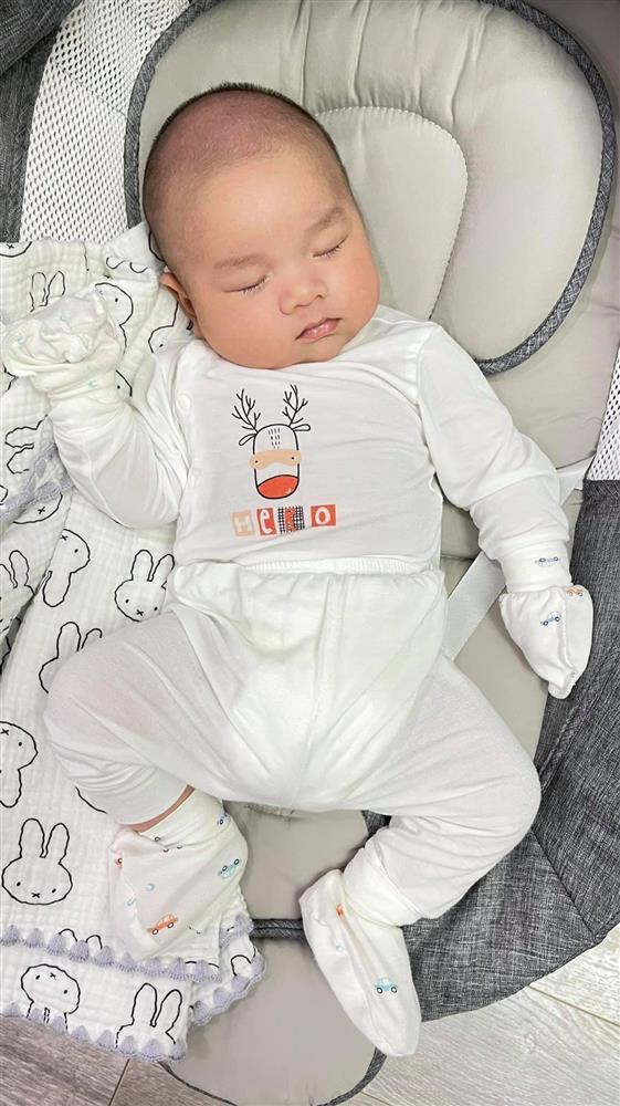 Con trai 2 tháng tuổi của Hữu Công gây bão với biểu cảm cưng muốn xỉu-8