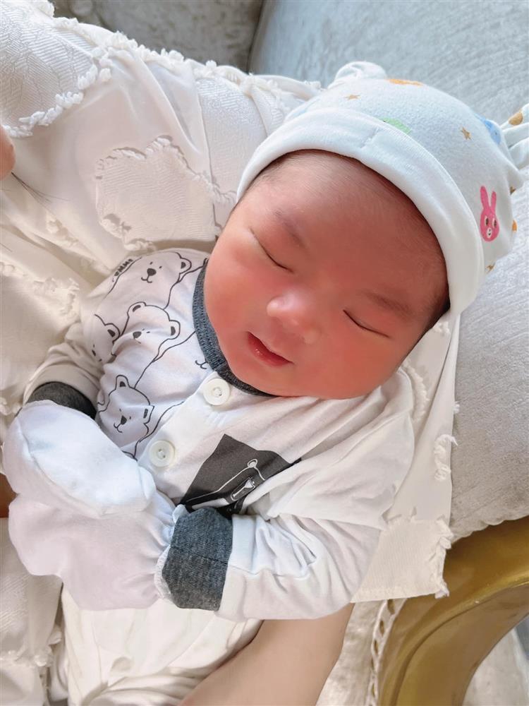 Con trai 2 tháng tuổi của Hữu Công gây bão với biểu cảm cưng muốn xỉu-3