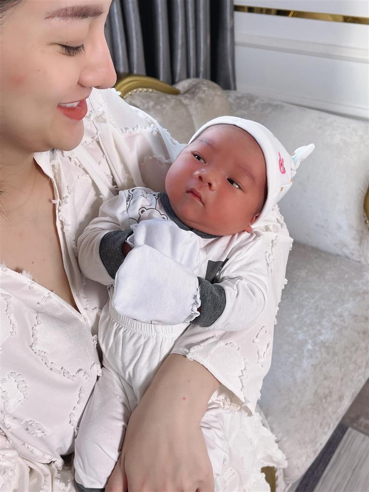 Con trai 2 tháng tuổi của Hữu Công gây bão với biểu cảm cưng muốn xỉu-6