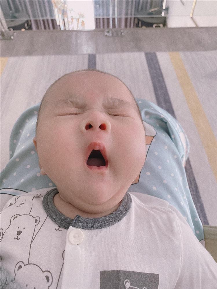 Con trai 2 tháng tuổi của Hữu Công gây bão với biểu cảm cưng muốn xỉu-12