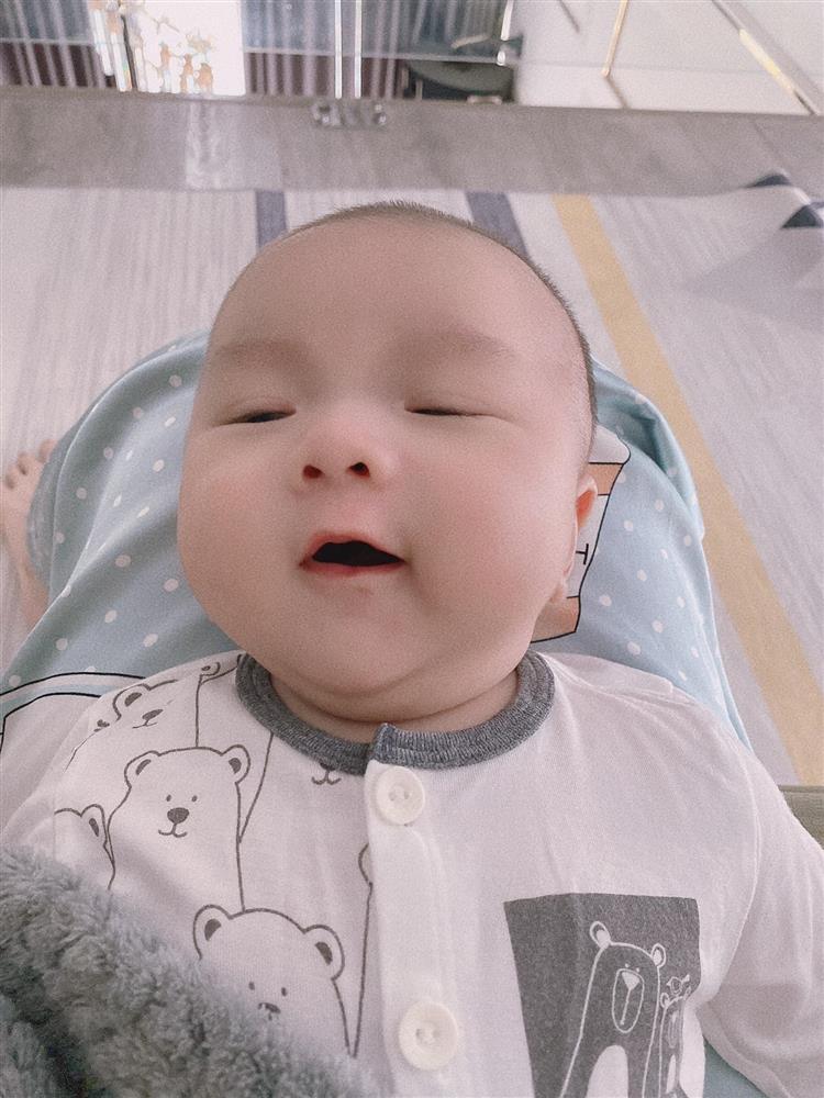 Con trai 2 tháng tuổi của Hữu Công gây bão với biểu cảm cưng muốn xỉu-13