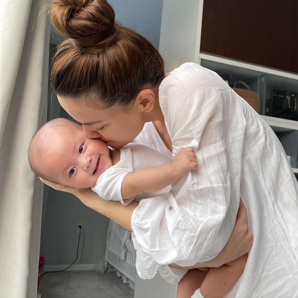 Hồ Ngọc Hà công khai ảnh ái nữ Lisa lúc mới sinh-5