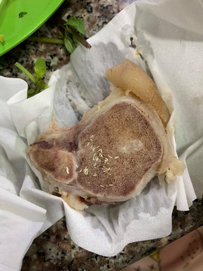 Lần thứ 2 trong ngày hàng ăn tại Hà Nội bị viết bài tố có dòi nhúc nhích-1