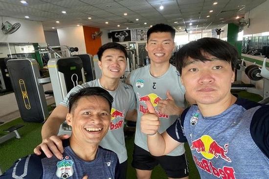 Hai ngày trước lễ ăn hỏi, Xuân Trường tươi rói tập luyện trong phòng gym