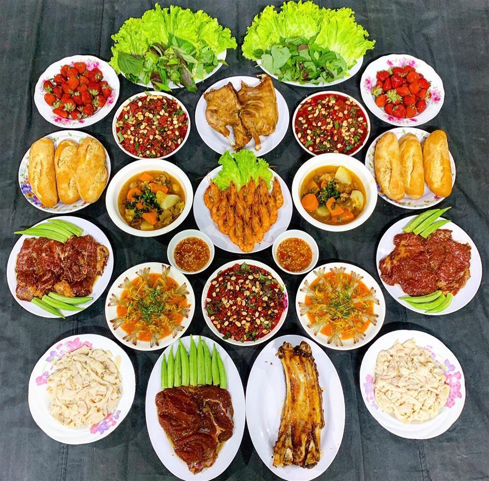 9X làm ca đêm vẫn đi chợ sớm chuẩn bị mâm cơm cuối tuần như tiệc-10