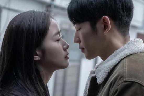 Phát hiện chiếc bút chì trong ngăn kéo của chồng sắp cưới, tôi bàng hoàng