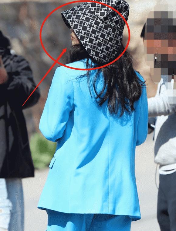 Lý do gì mà Thư Kỳ mặc suit sang chảnh nhưng lại đi đôi dép lê kỳ cục-1