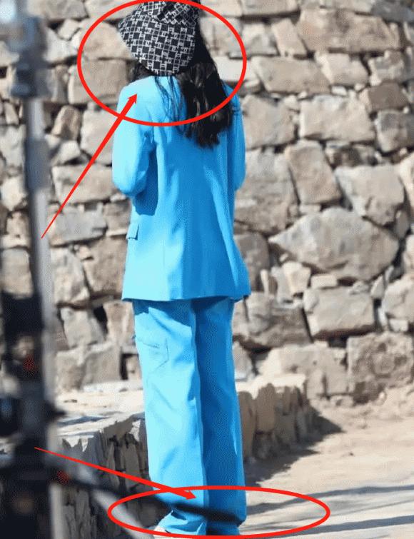 Lý do gì mà Thư Kỳ mặc suit sang chảnh nhưng lại đi đôi dép lê kỳ cục-4