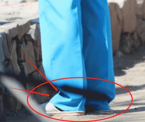 Lý do gì mà Thư Kỳ mặc suit sang chảnh nhưng lại đi đôi dép lê kỳ cục-5