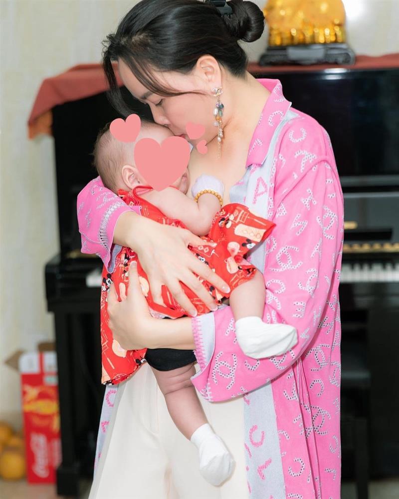 Quách Ngọc Ngoan nói gà, Phượng Chanel nói vịt về tuổi con chung!-1