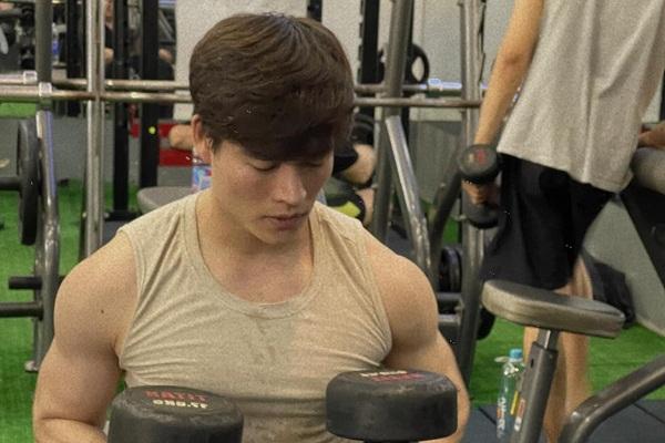 Tình tin đồn Đại Nghĩa bị đào ảnh cũ, nghi mặt sửa nát nhừ!-9