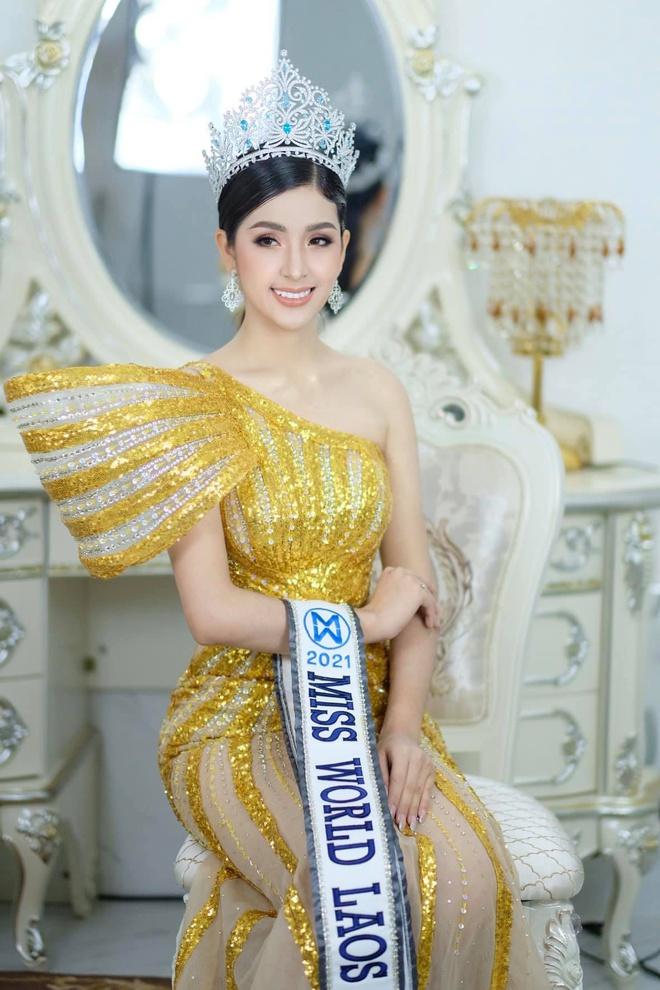 Ngày 7/4, fan page của Miss World Laos cập nhật hình ảnh mới nhất của Phonvilai Luanglath. Cô đeo dải băng, đội vương miện. Nhan sắc của Luanglath được khen ngợi đẹp rực rỡ hơn hẳn người được trao danh hiệu trước đó.