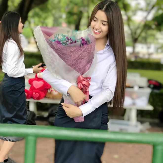 Trên tài khoản cá nhân có hơn 20.000 người theo dõi, Luanglath chia sẻ nhiều bức ảnh đời thường, khoảnh khắc khi còn ngồi trên ghế nhà trường. Nhờ gương mặt sắc sảo, ngay cả khi Luanglath để mặt mộc hoặc trang điểm nhẹ, trông cô vẫn tươi tắn.