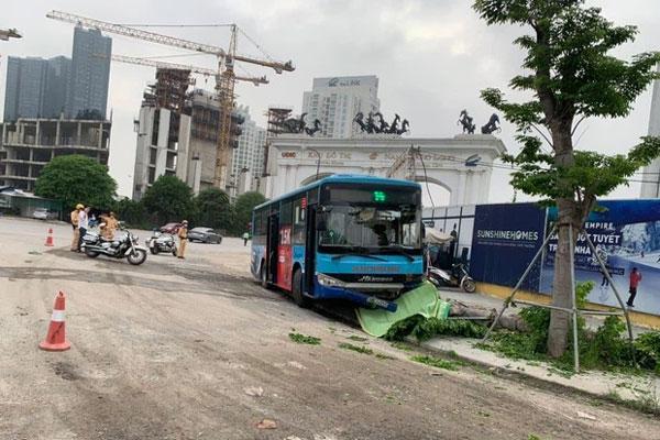 Xe buýt lao lên vỉa hè đâm người đi bộ tử vong ở Hà Nội-1