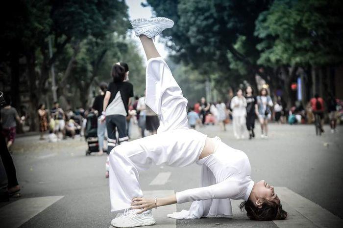 Những lần nữ sinh Việt gây sốc vì cách diện áo dài phản cảm-1