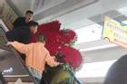 Chồng tặng vợ cũ trái tim 1.314 bông hồng, ai ngờ giữa đường 'tim vỡ'