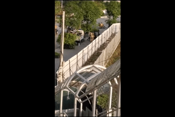 2 thanh niên đạp lõm ô tô, hành hung tài xế vì không được vượt-1