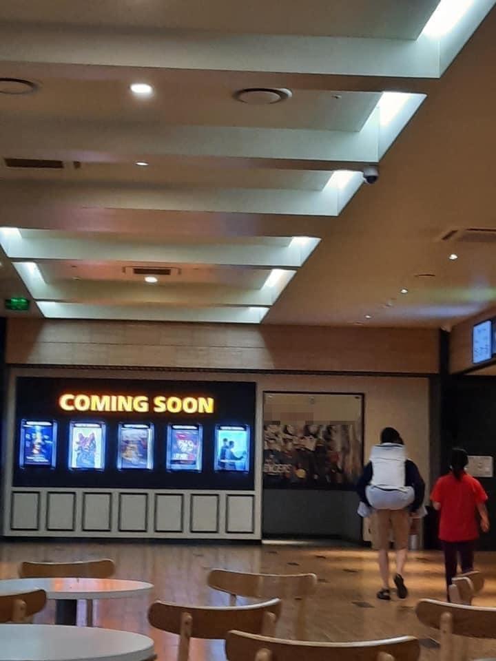 Con trai cõng bố đến rạp chiếu phim, còn dặn dò nghe rớt nước mắt-1