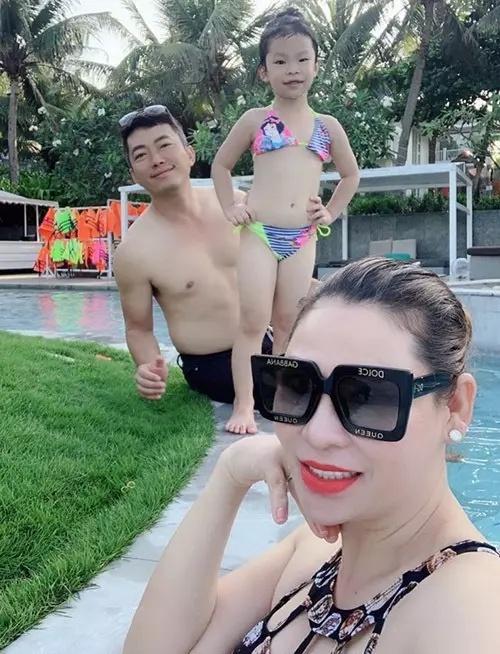 Vợ Kinh Quốc chê chồng nhà quê nhưng chính mình mặc hàng hiệu khác nào hàng chợ-4