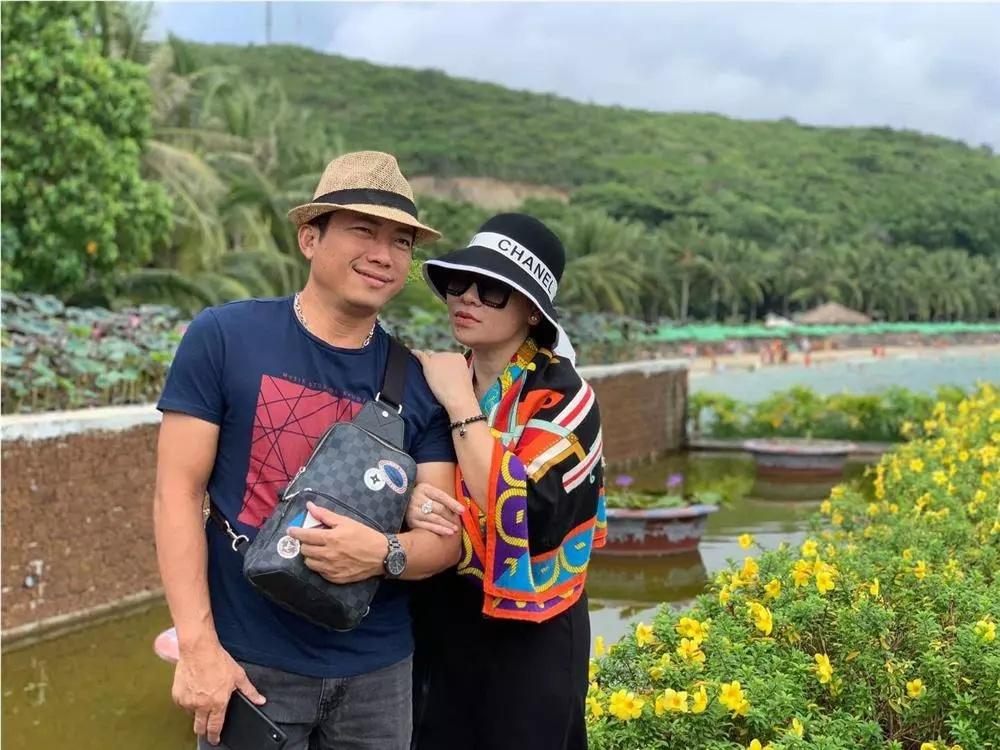 Vợ Kinh Quốc chê chồng nhà quê nhưng chính mình mặc hàng hiệu khác nào hàng chợ-5