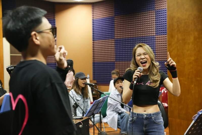 Wowy đỏ mặt mắc cỡ khi được Mỹ Tâm khen dễ thương-4