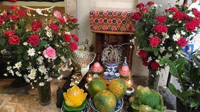 Thầy phong thủy tiết lộ: Đặt 5 loại hoa này lên bàn thờ tăng lộc khí-1