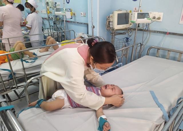 Bước vào cuộc chiến tay chân miệng, nhiều trẻ biến chứng thần kinh-3