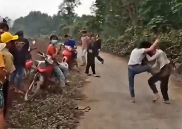 Nữ sinh lớp 7 đánh lớp 9 như phim chưởng, bạn đứng ngoài hét hò cổ vũ-1