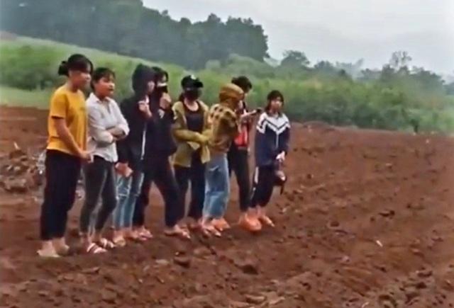 Nữ sinh lớp 7 đánh lớp 9 như phim chưởng, bạn đứng ngoài hét hò cổ vũ-2