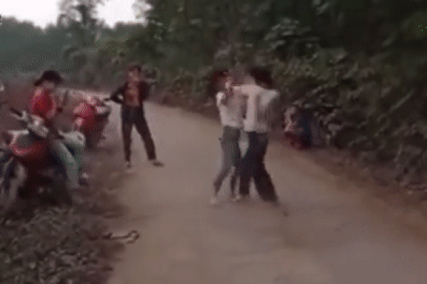 Nữ sinh lớp 7 đánh lớp 9 như 'phim chưởng', bạn đứng ngoài hét hò cổ vũ