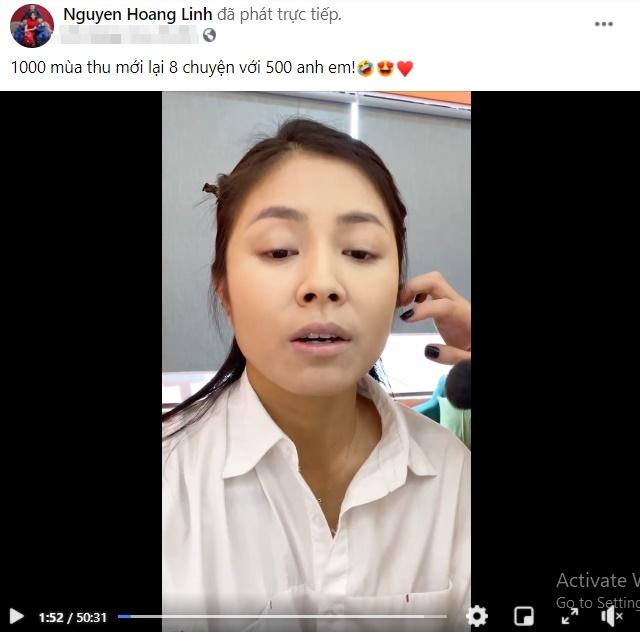 MC Hoàng Linh livestream show mặt mộc, khác xa khi tô vẽ son phấn-1