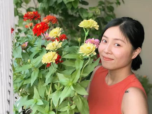 MC Hoàng Linh livestream show mặt mộc, khác xa khi tô vẽ son phấn-6