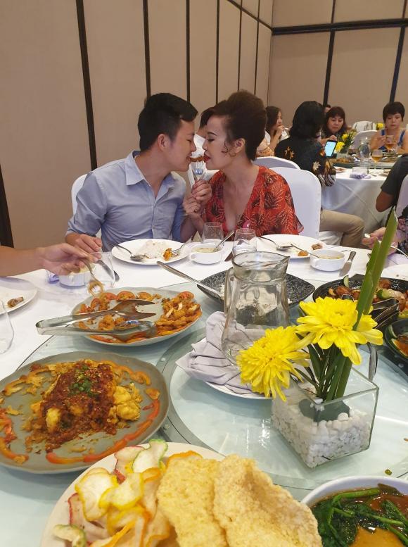 Khoe chồng trẻ tặng quà, cô dâu 64 tuổi lộ nguyên mặt lệch-2