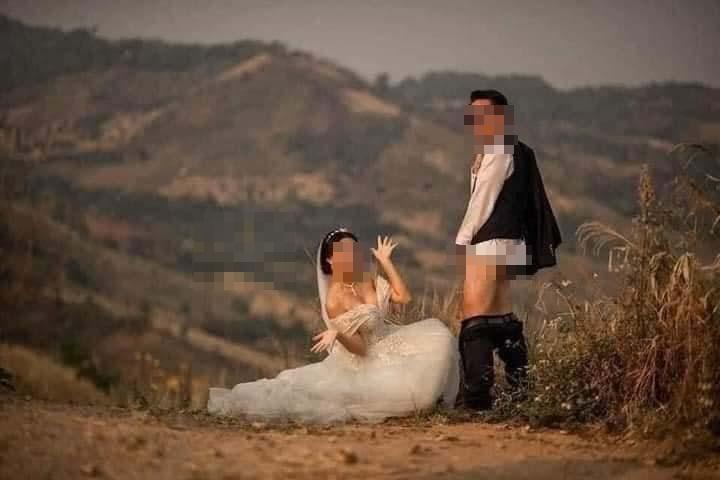 Ảnh cưới chú rể tụt quần cho cô dâu túm vào chỗ hiểm-3