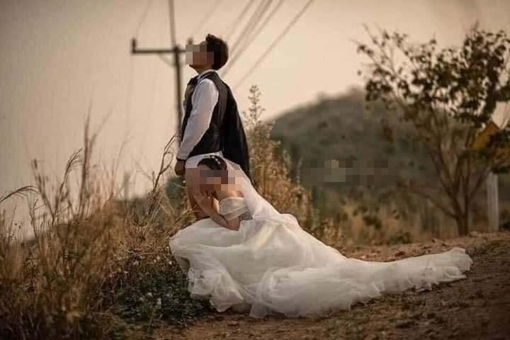 Ảnh cưới chú rể tụt quần cho cô dâu túm vào chỗ hiểm-5