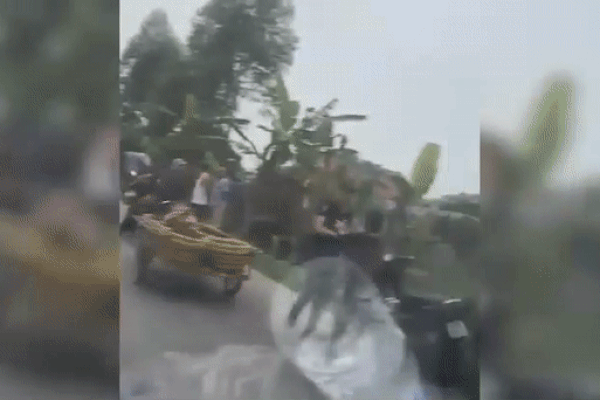 2 thanh niên đạp lõm ô tô, hành hung tài xế vì không được vượt