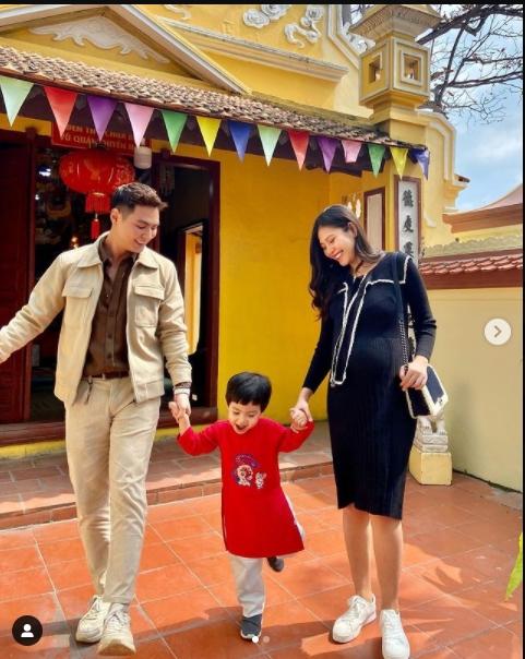 Bà bầu Chúng Huyền Thanh bị ném đá vì cởi sạch đồ-8